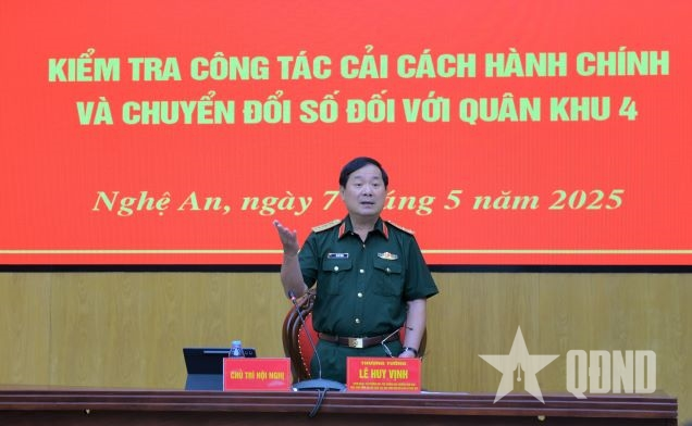 Thượng tướng Lê Huy Vịnh làm việc tại Quân khu 4